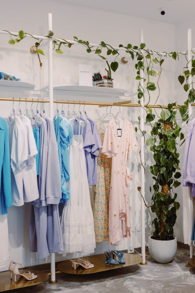 Simple tips to quit fast fashion and embrace slow fashion. 